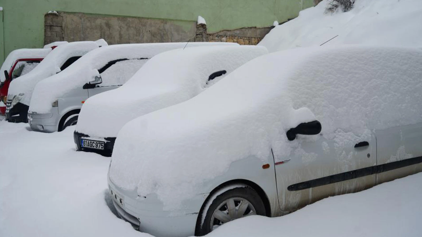 Mart kapıdan baktırdı: Güne kar yağışıyla uyandılar
