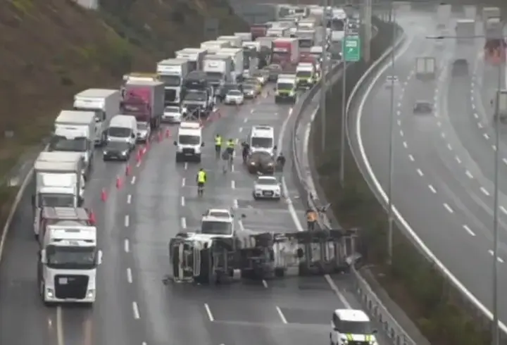 Beykoz Kuzey Marmara Otoyolu'nda TIR devrildi