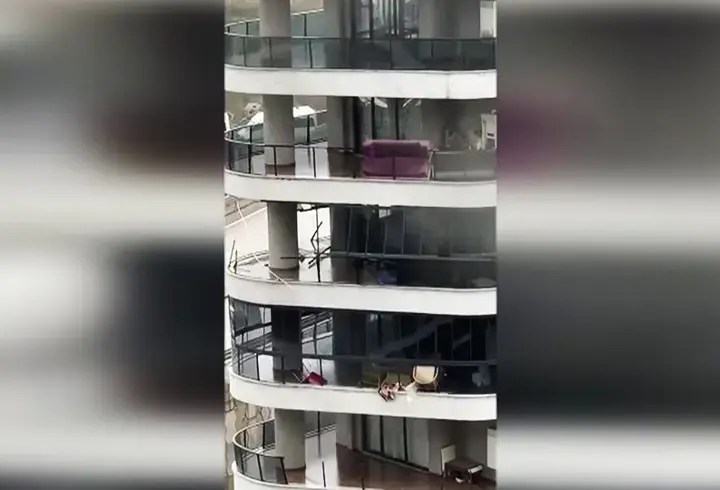 Bursa'da fırtına felaketi: Cam balkonlar paramparça oldu