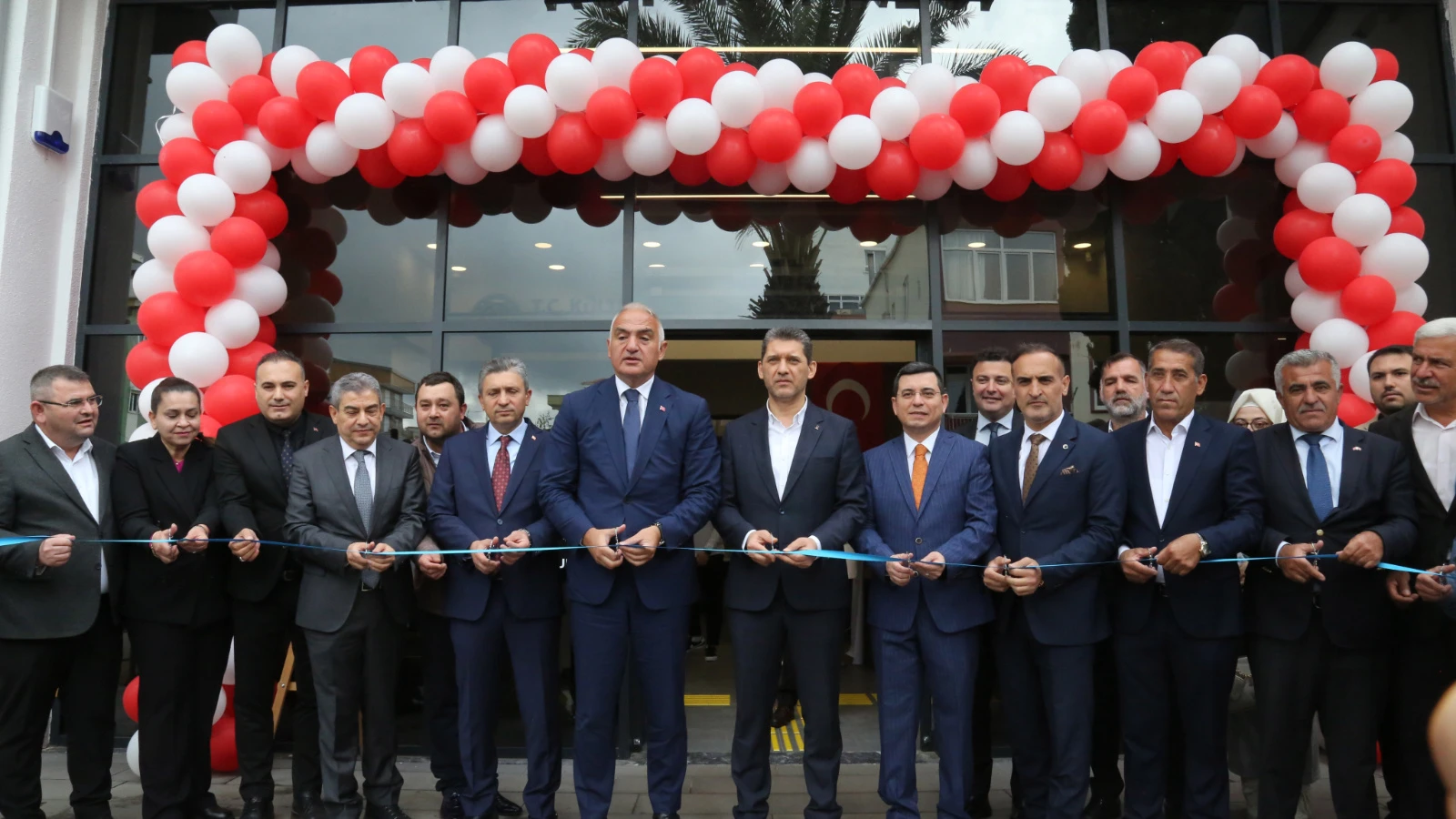 Metruk bina modern kütüphaneye dönüştü; açılışı Bakan Ersoy yaptı