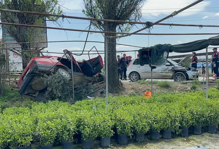 İzmir'de 3 otomobilin karıştığı kaza: 1 ölü, 3 yaralı