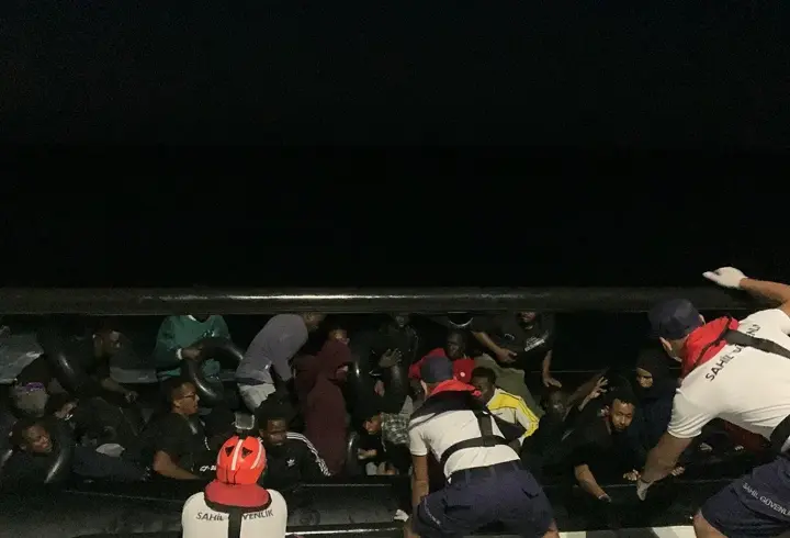İzmir açıklarında 75 düzensiz göçmen yakalandı