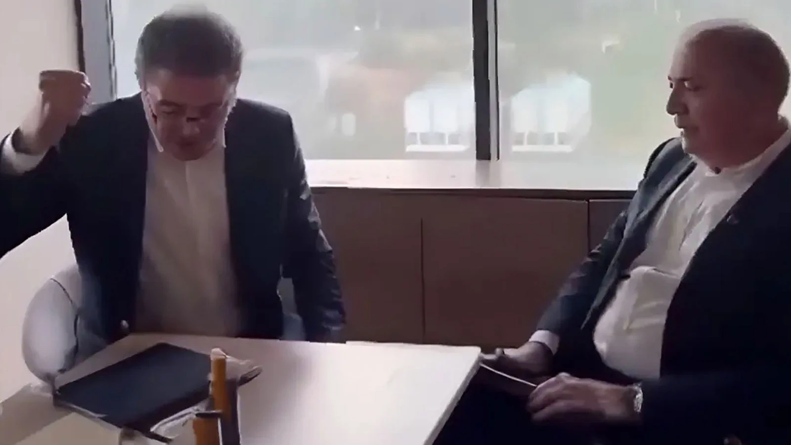 CHP binasında gergin anlar! Gürsel Tekin'in karşısında sinirden yumruk attı