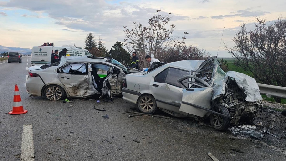 İki otomobilin çarpıştığı kazada 4 kişi öldü, 2 kişi yaralandı