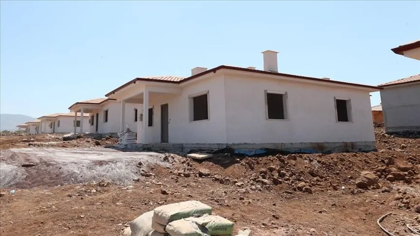 Hatay Kırıkhan'da kırsal deprem konutlarının yapımı sürüyor