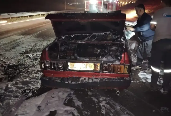 Tarsus'ta seyir halinde alev alan otomobil kullanılamaz hale geldi