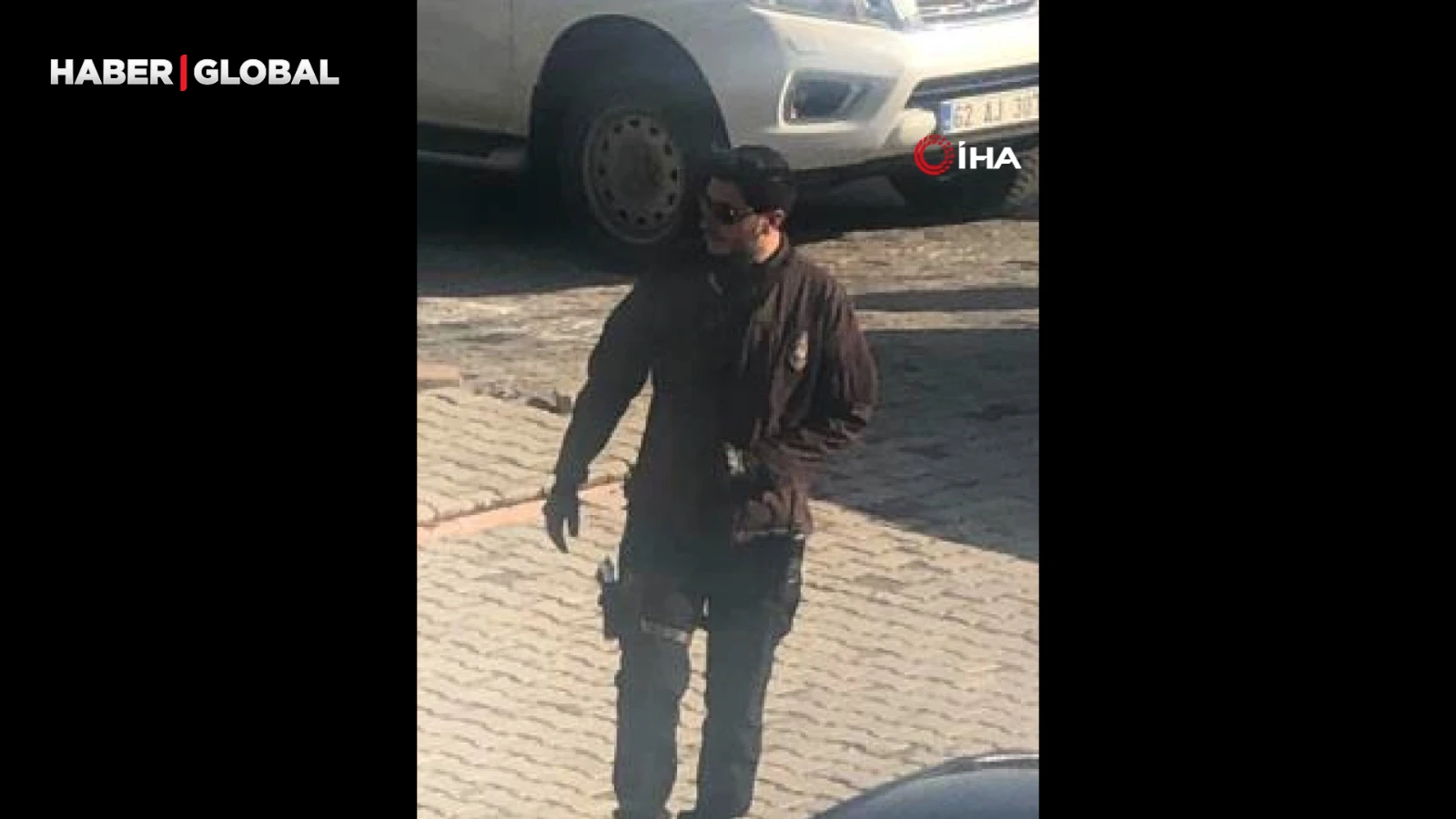 Valinin oğlu Mustafa Türkay Sonel'den silahlı fotoğraf