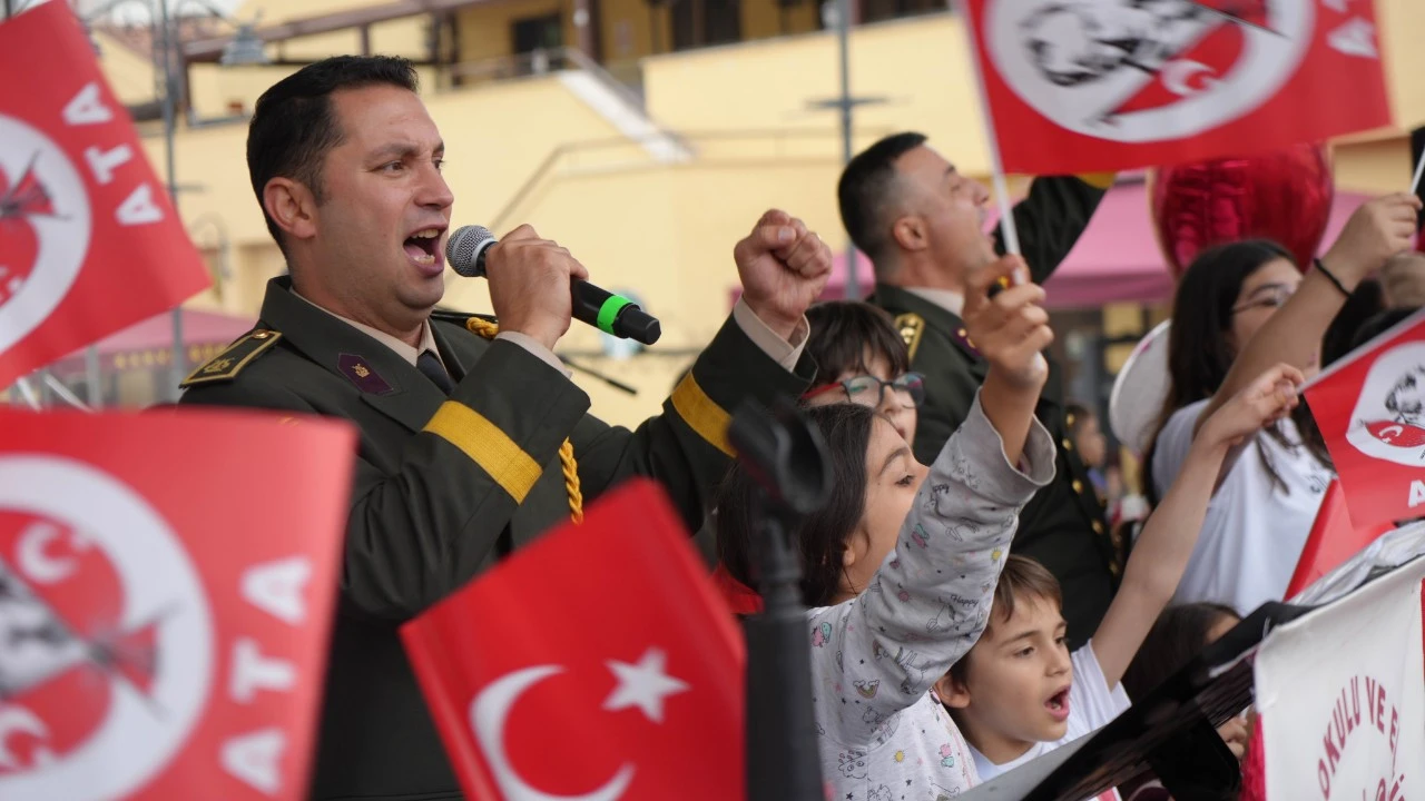Samsun'da Askeri Bando'dan Sefo sürprizi! Çocuklar da sahneye davet edildi