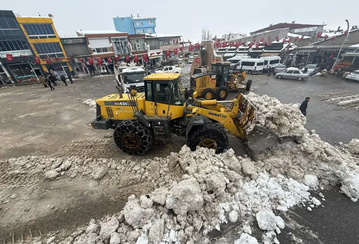 Van ve Hakkari'de kar yağışı etkili oldu; 12 yerleşim yeri ulaşıma kapandı
