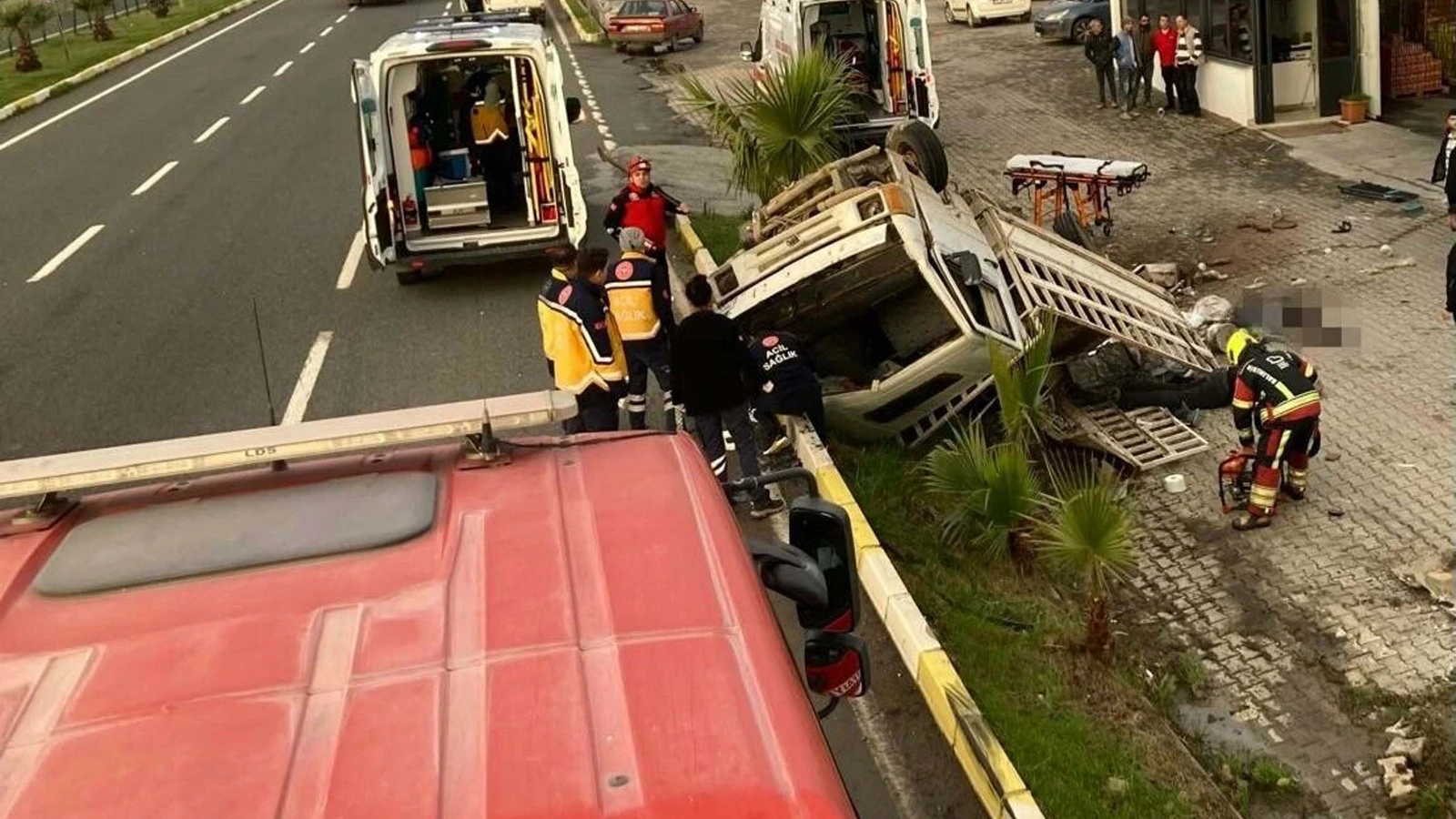 Balıkesir'de inşaat işçilerini taşıyan kamyonet devrildi: 2 ölü, 1 yaralı