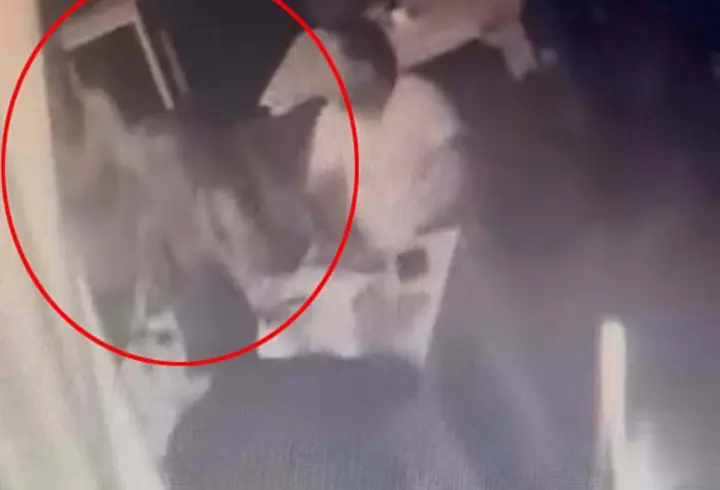 Eğlence mekanında arkasından yaklaştığı kadının başını masaya vurdu