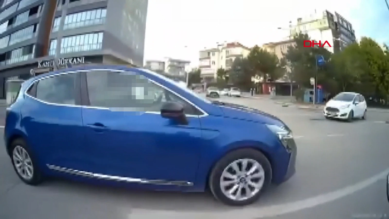 2 sürücü arasında yol verme kavgası! O anlar kamerada