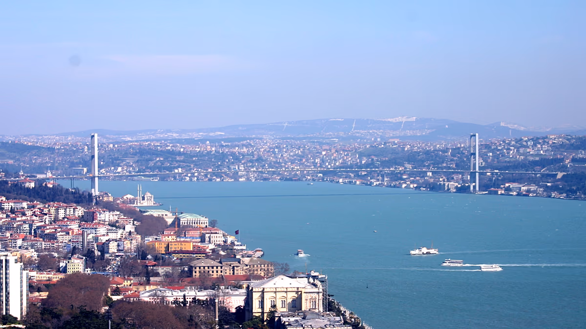 Daha Önce İHA'yla Vurulan Tanker İstanbul Boğazı'nda: Gemi Trafiği Askıya Alındı