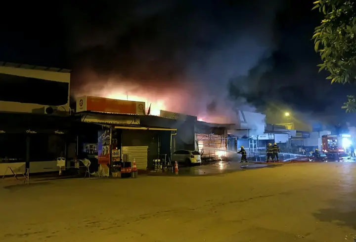 Borcunu ödemediği iddiasıyla hırdavatçının dükkanını benzin döküp, ateşe verdiler