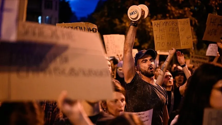 Ukrayna'da, yolsuzluğa karşı mücadele eden kurumların yetkisini kısıtlayan yasa protesto edildi
