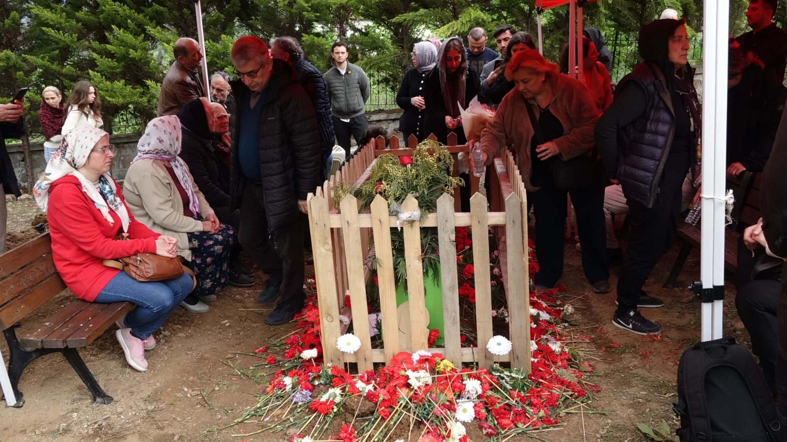 Sevenleri, Volkan Konak'ın mezarına akın etti