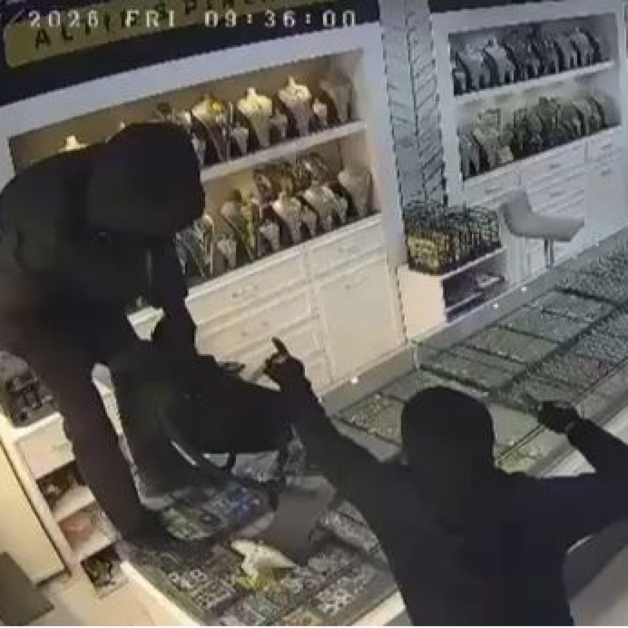Kuyumcuyu yaralayıp 1 kilo altını çaldılar!