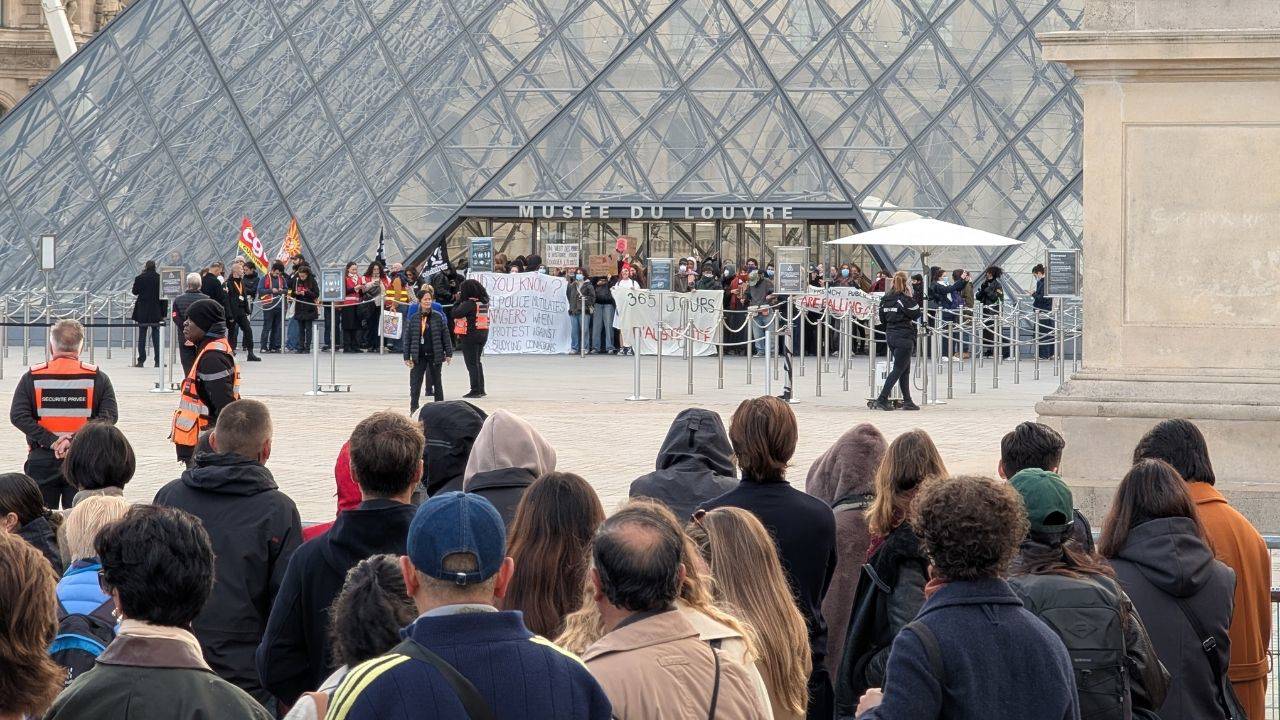 Louvre Müzesi Eylemler Nedeniyle Ziyarete Kapatıldı