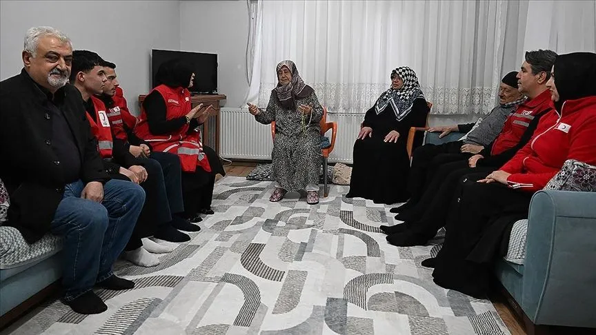Depremzede Ensar Taşhan ve ailesi, kendilerini hayata bağlayan Kızılay ekibiyle buluştu
