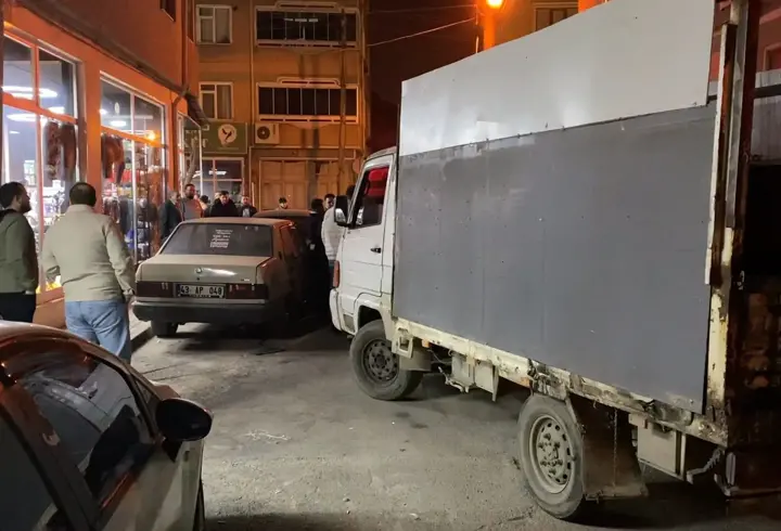 Bursa'da park halindeki 3 araca çarpıp kaçan kamyonetin alkollü sürücüsü, yakalandı 
