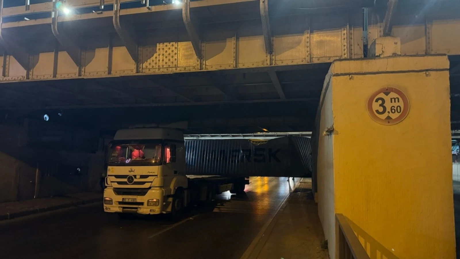 Fatih'te TIR dorsesindeki konteyner alt geçide takıldı