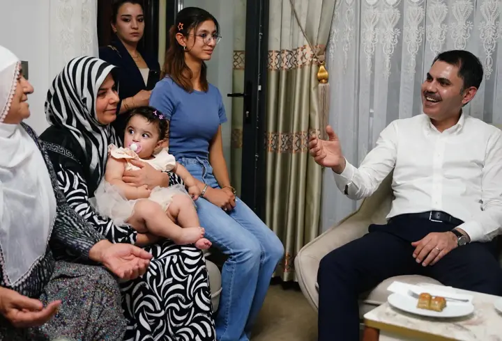 Bakan Kurum'dan Akçadağ'da depremzede aileye ziyaret