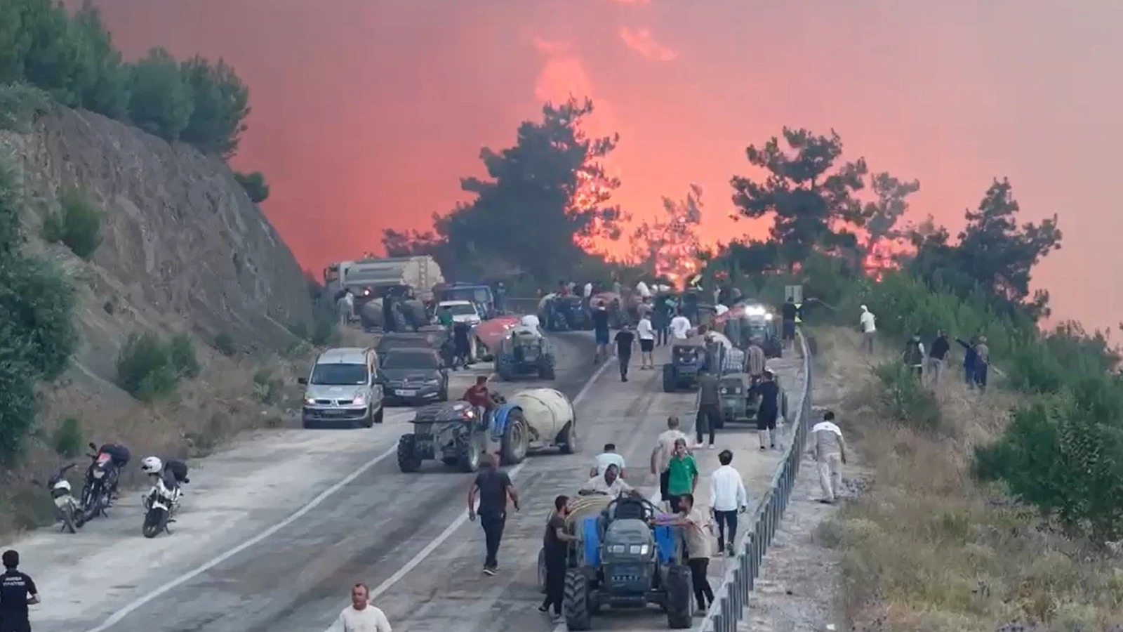 4 ildeki orman yangınlarında son durum... Alevler evlere ulaştı, tahliyeler sürüyor