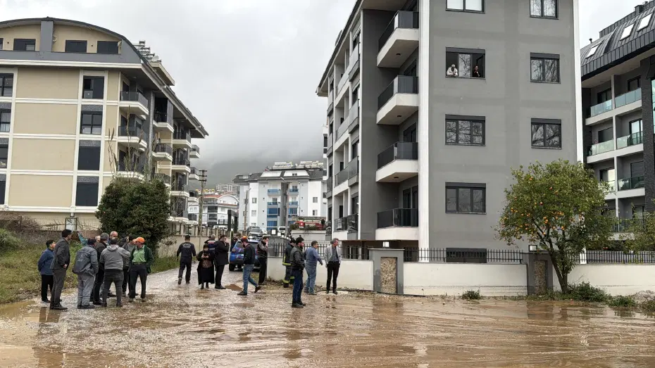 Akdeniz'de fırtına: 11 ilçede eğitime ara verildi