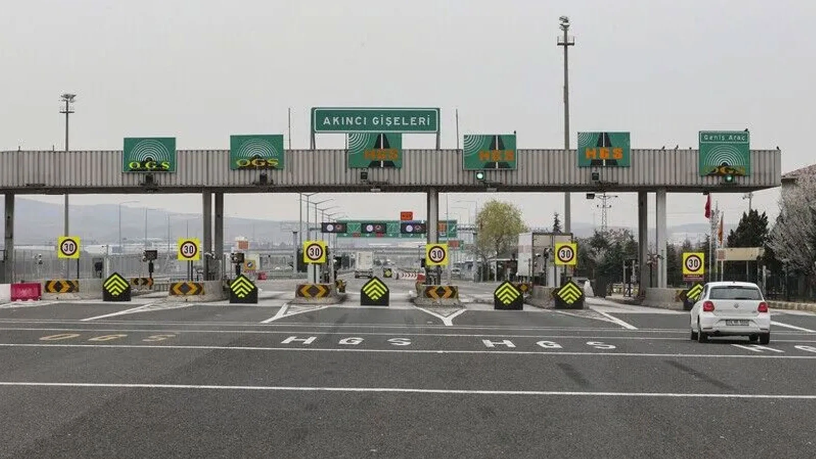 Kara yollarında serbest geçiş başladı, eski gişeler kaldırılıyor