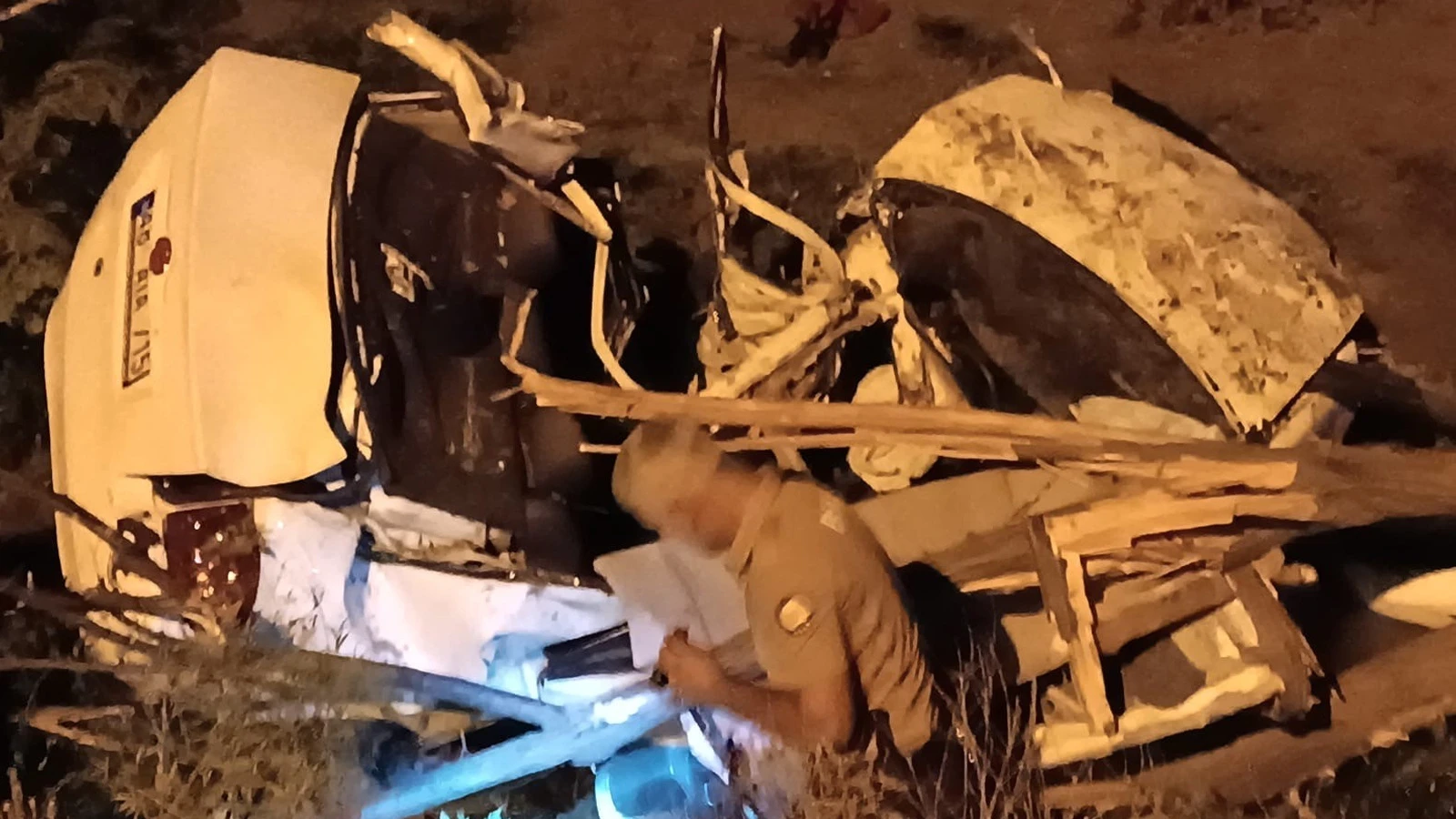 Tarlaya uçan araba enkaza döndü! Ölü ve yaralı var