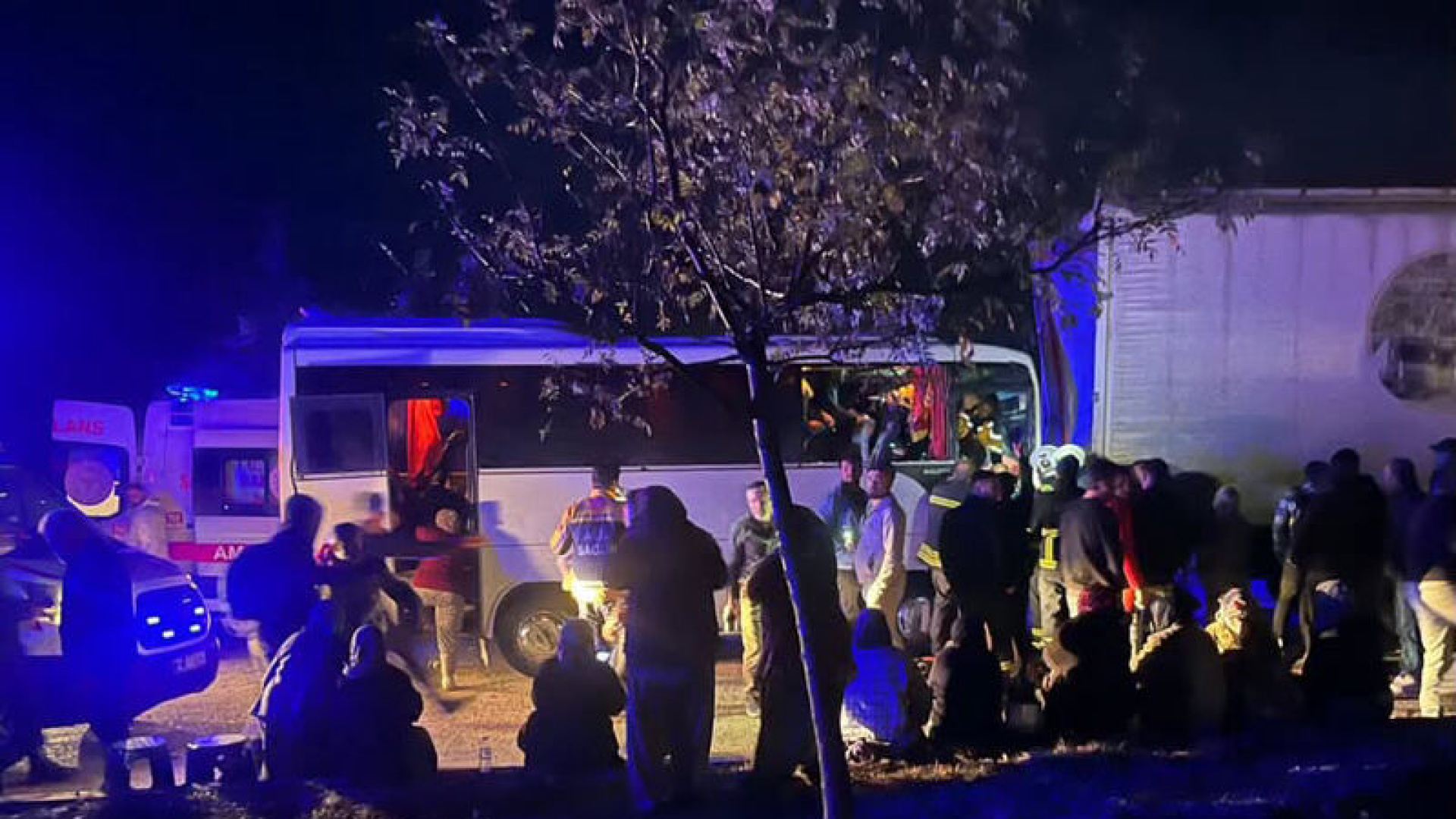 Tarım İşçilerini Taşıyan Midibüs İle Tır Çarpıştı: 17 Yaralı