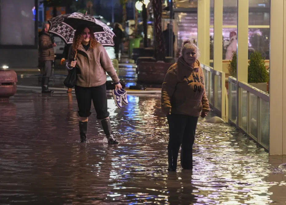 Fırtınayla birlikte kuvvetli sağanak geliyor