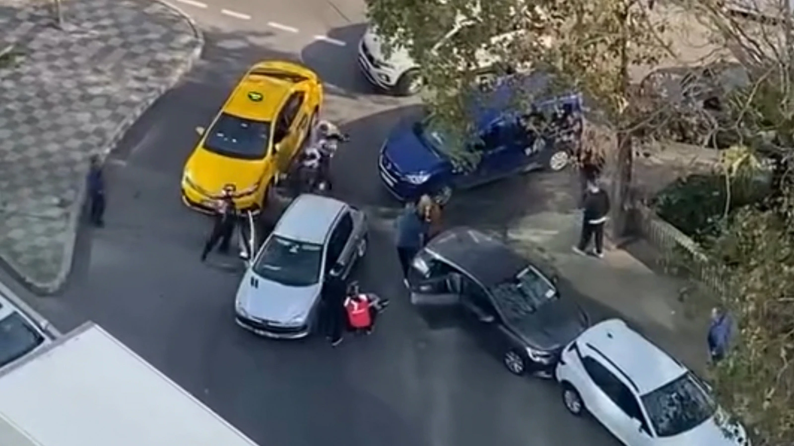 Ataşehir'de yol kavgası! O anlar kamerada