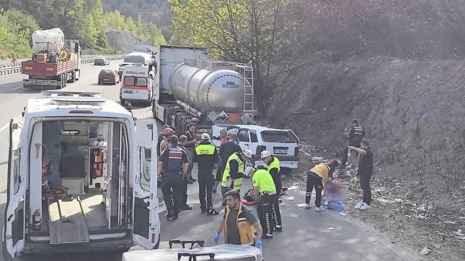 Otomobil, asit yüklü tankere çarptı: Yaralılar var