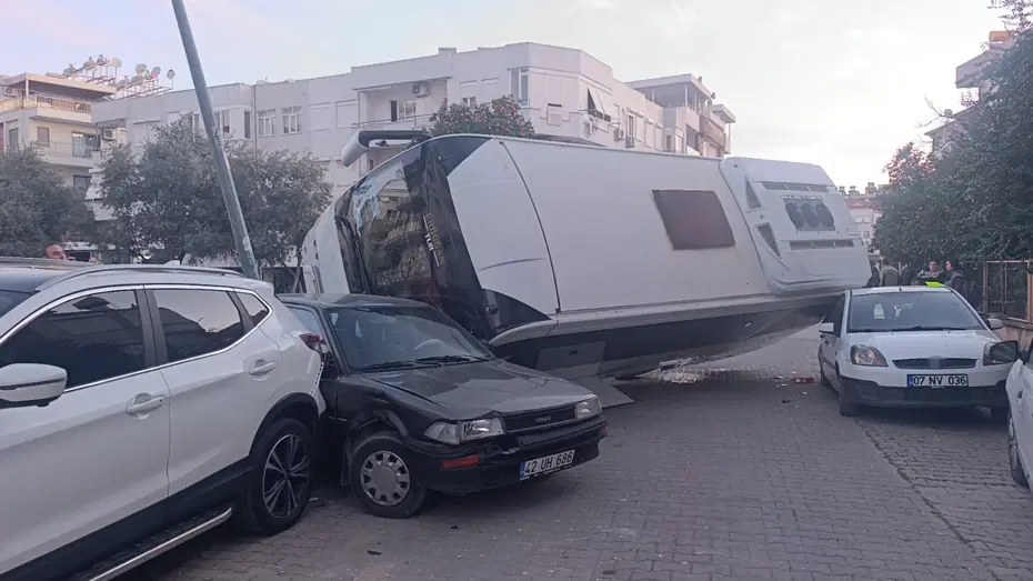 Kaza yapan servis, park halindeki araçların üzerine böyle devrildi. O anlar kamerada