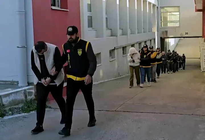 Masaj salonlarına fuhuş operasyonu; 14 tutuklama