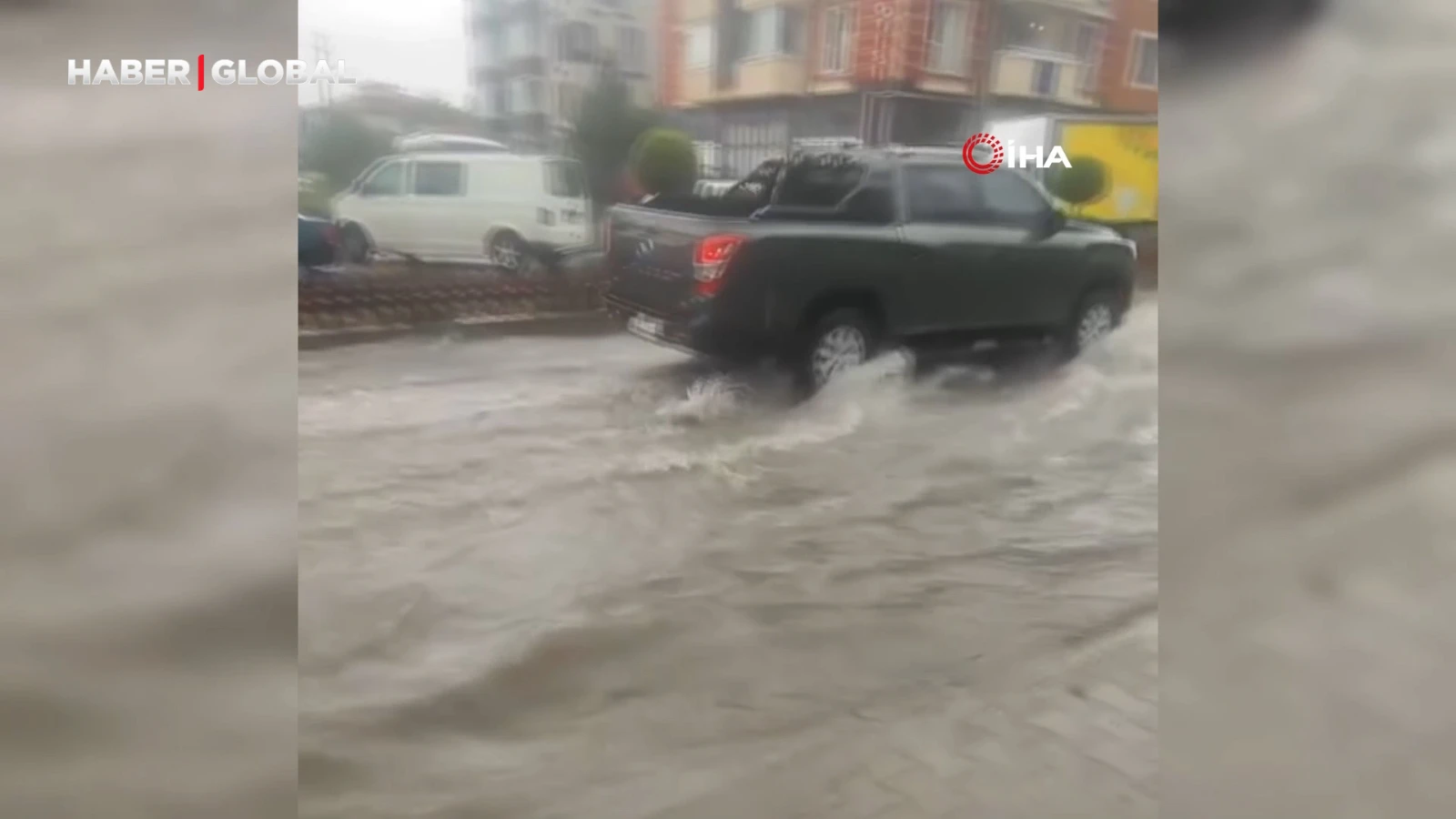 Bolu’da sağanak hayatı felç etti: Sokaklar göle döndü