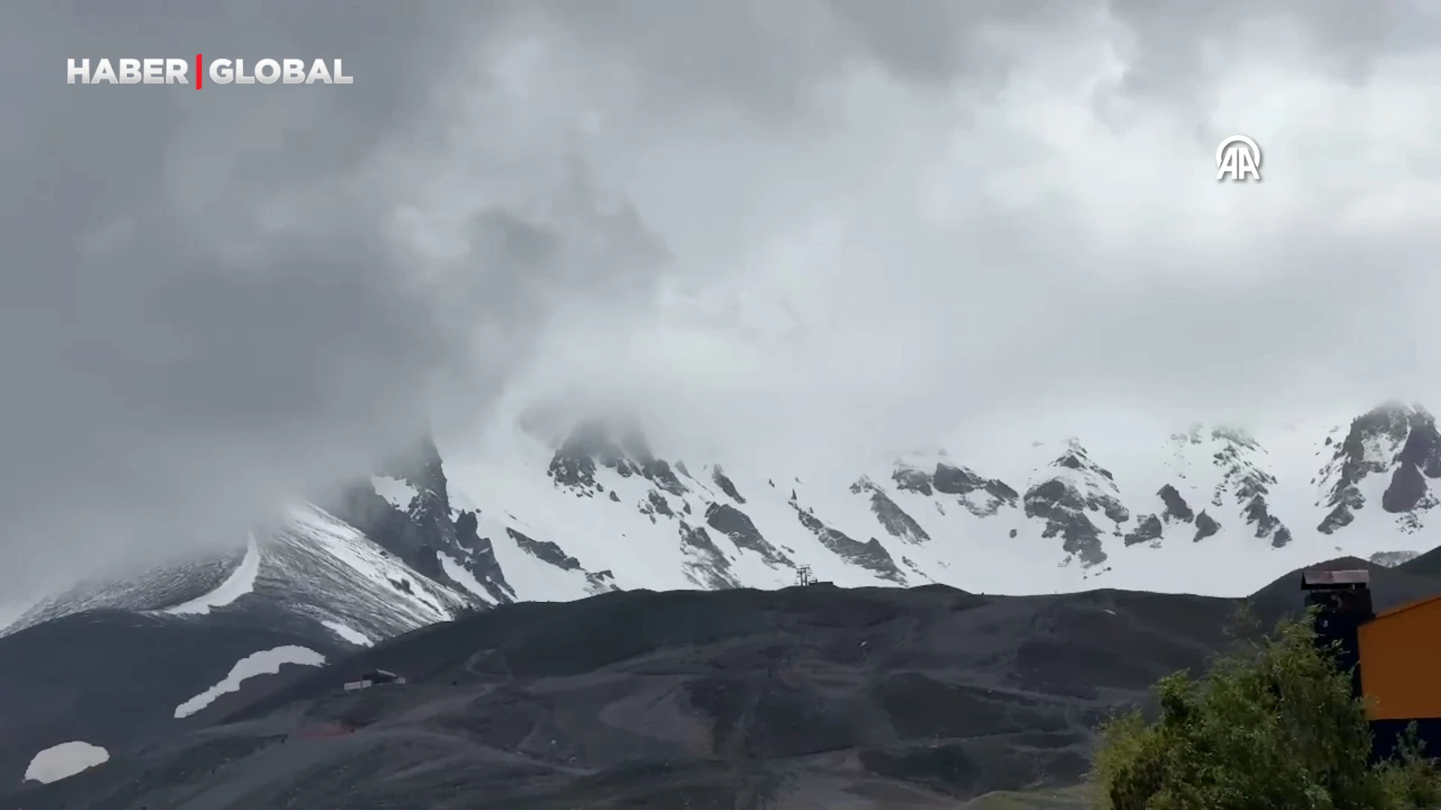 Kayseri'ye Mayıs ayında lapa lapa kar yağdı