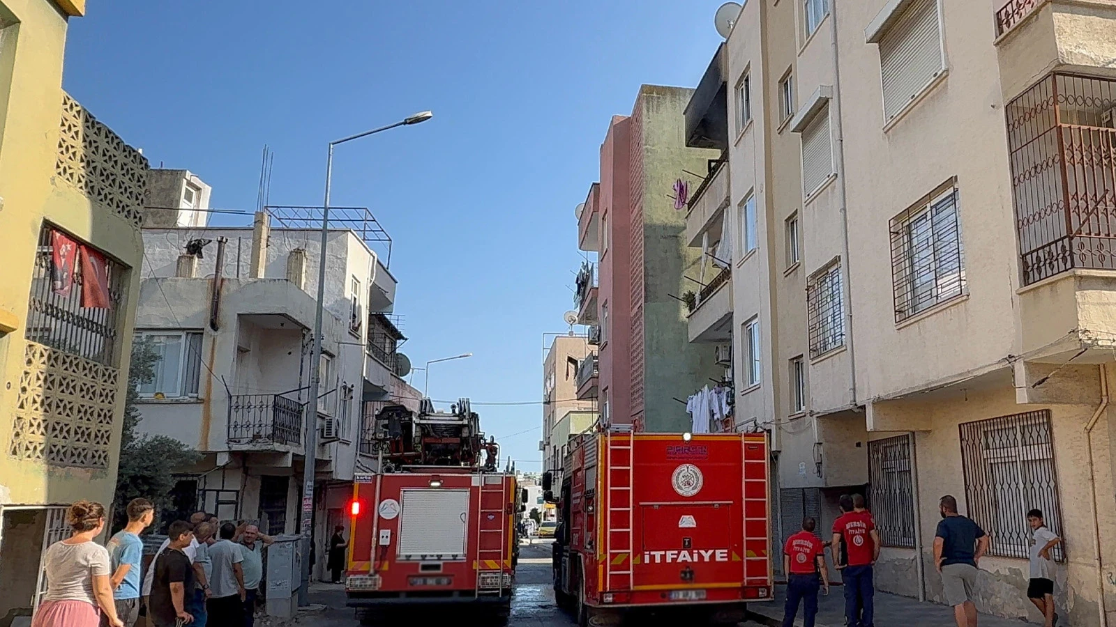 Oturduğu evi ateşe verip, eşyaları balkondan dışarı fırlattı
