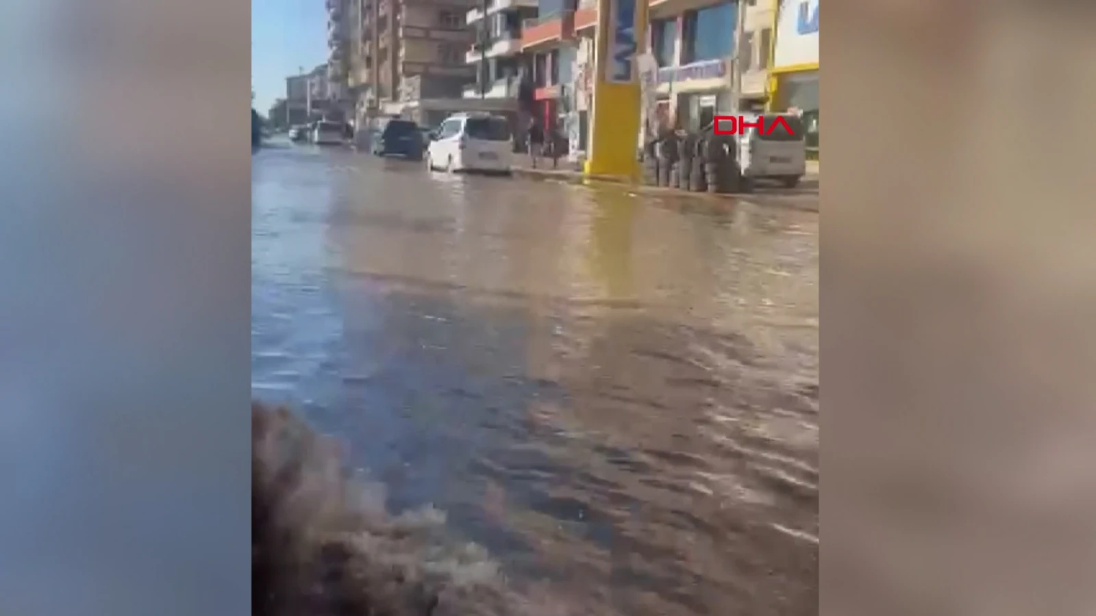 Van'da çöp yığınları kanalı kapattı, mahalleyi su bastı