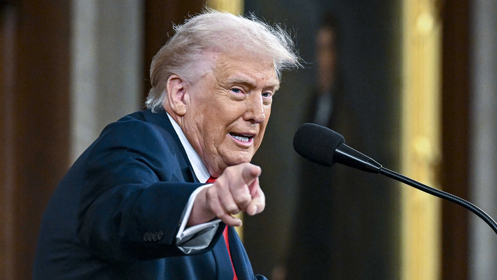 Trump: Hürmüz'e mayın döşeyen gemileri vuracağız