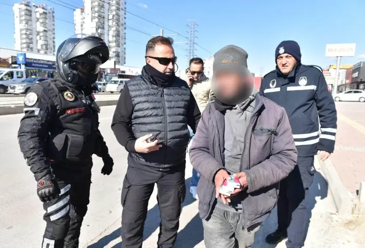 Kepez'de seyyar satıcı ve dilenci operasyonu