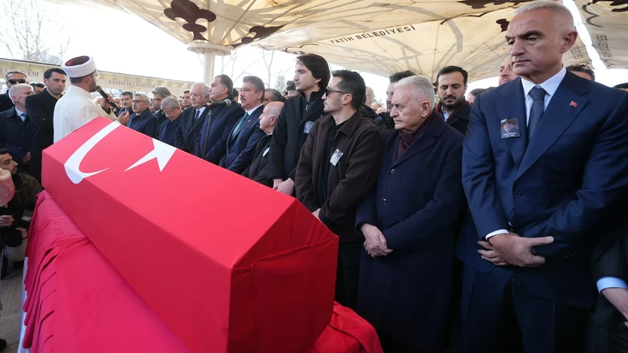 İlber Hoca'yı binlerce kişi uğurladı: Türkiye'nin kalbine gömüldü