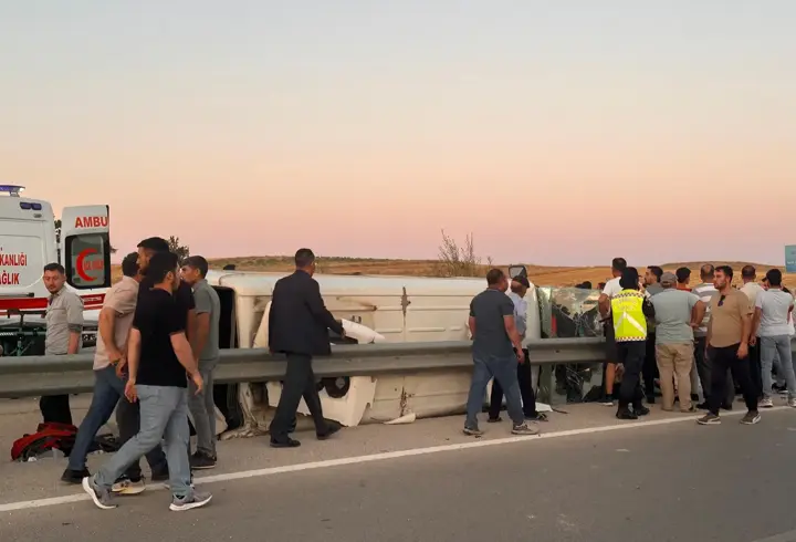 Afyonkarahisar’da otomobil ile minibüs çarpıştı: 10 yaralı