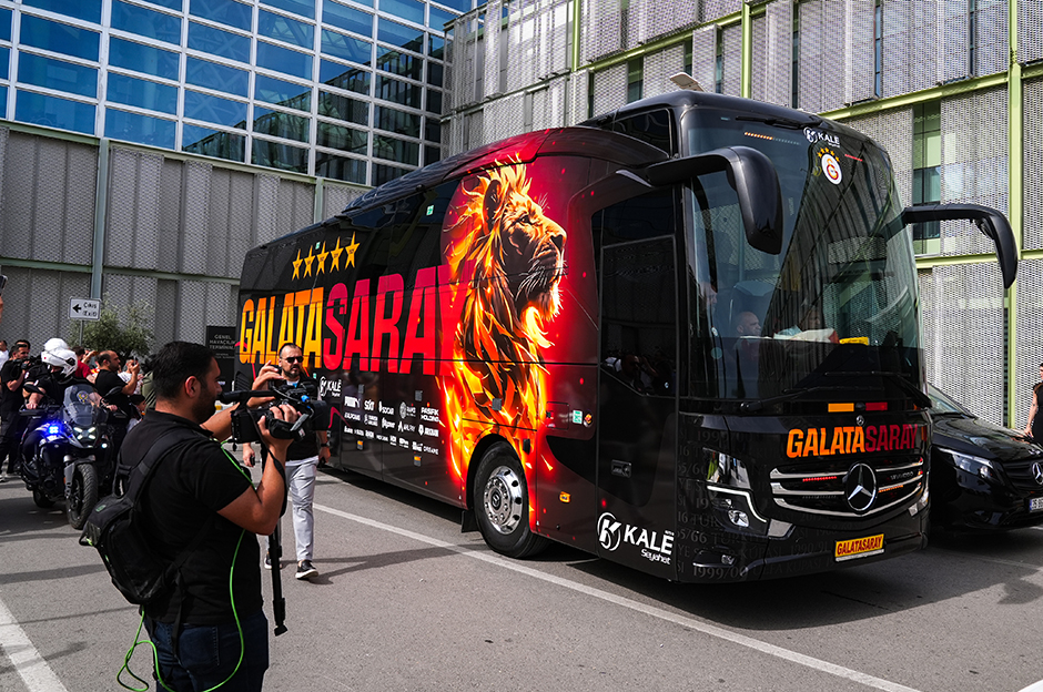 SON DAKİKA: Galatasaray otobüsüne taşlı saldırı: Camlar kırıldı