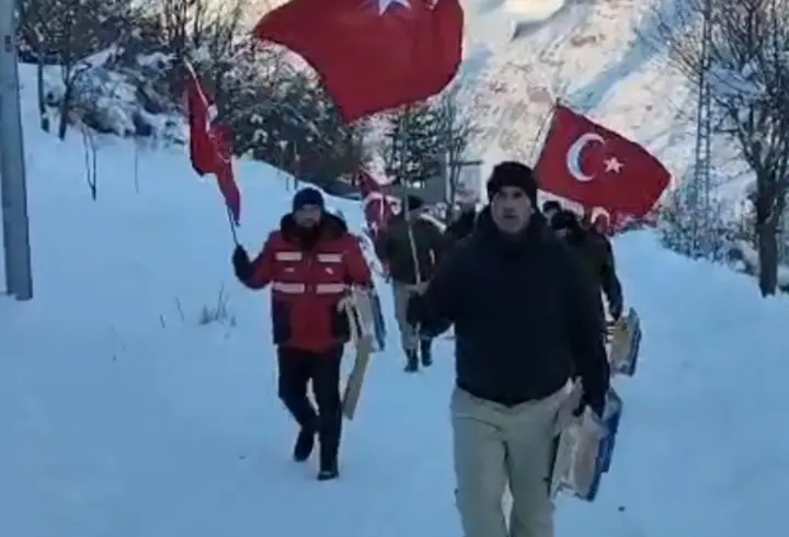 Türk bayrağını göndere çekip, sınır hattındaki saldırıya tepki gösterdiler