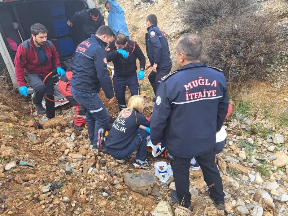 Muğla'da yolcu minibüsü kaza yaptı, 15 kişi yaralandı