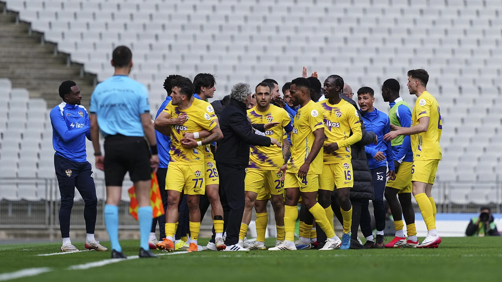 '6 puanlık maç'ta Eyüpspor, Fatih Karagümrük'ü devirdi