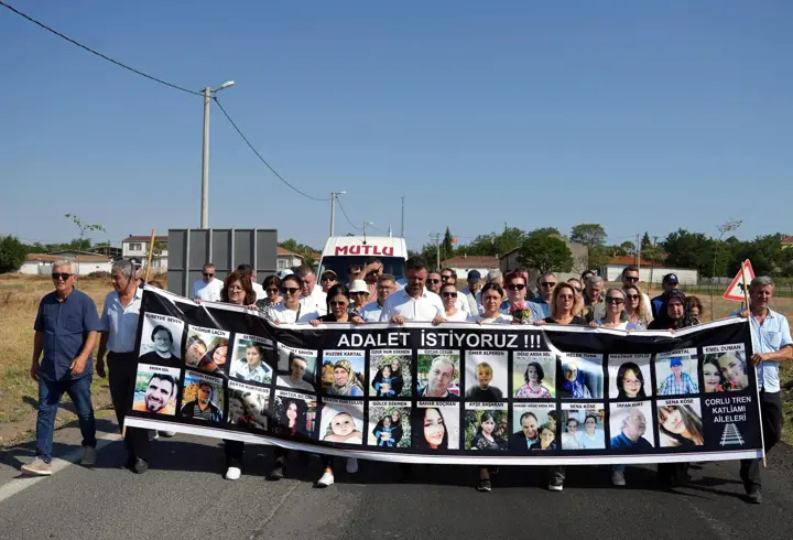 Çorlu'daki tren kazasında ölen 25 kişi anıldı