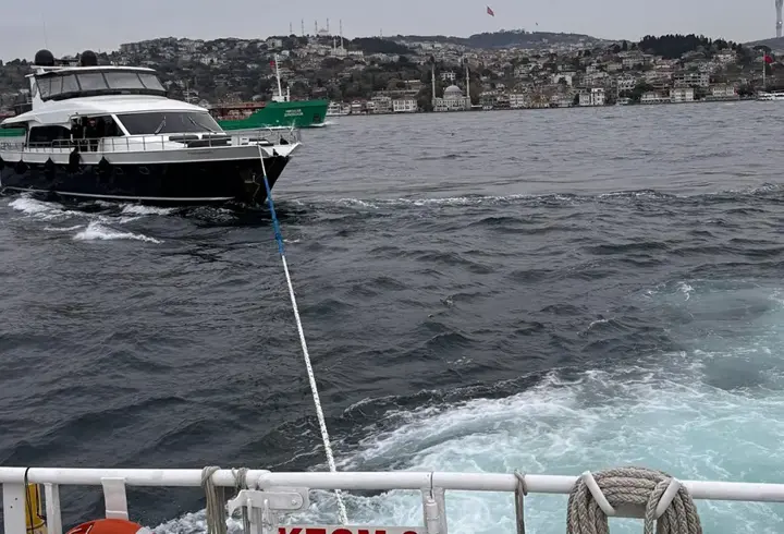 İstanbul Boğazı'nda panik dolu anlar! Sürüklenen tekneye kurtarma operasyonu